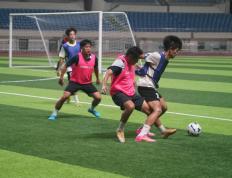 IM体育下载-足球赛事频繁举行，球员们全力以赴