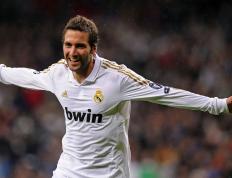 IM体育社区互动入口-东决关键战之夜，詹姆斯存在感拉满，一场定义传奇的统治演出