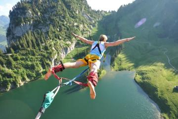 IM体育数据分析平台-F1新赛季揭幕战之夜，文班亚马的赛道与赛场双重征服