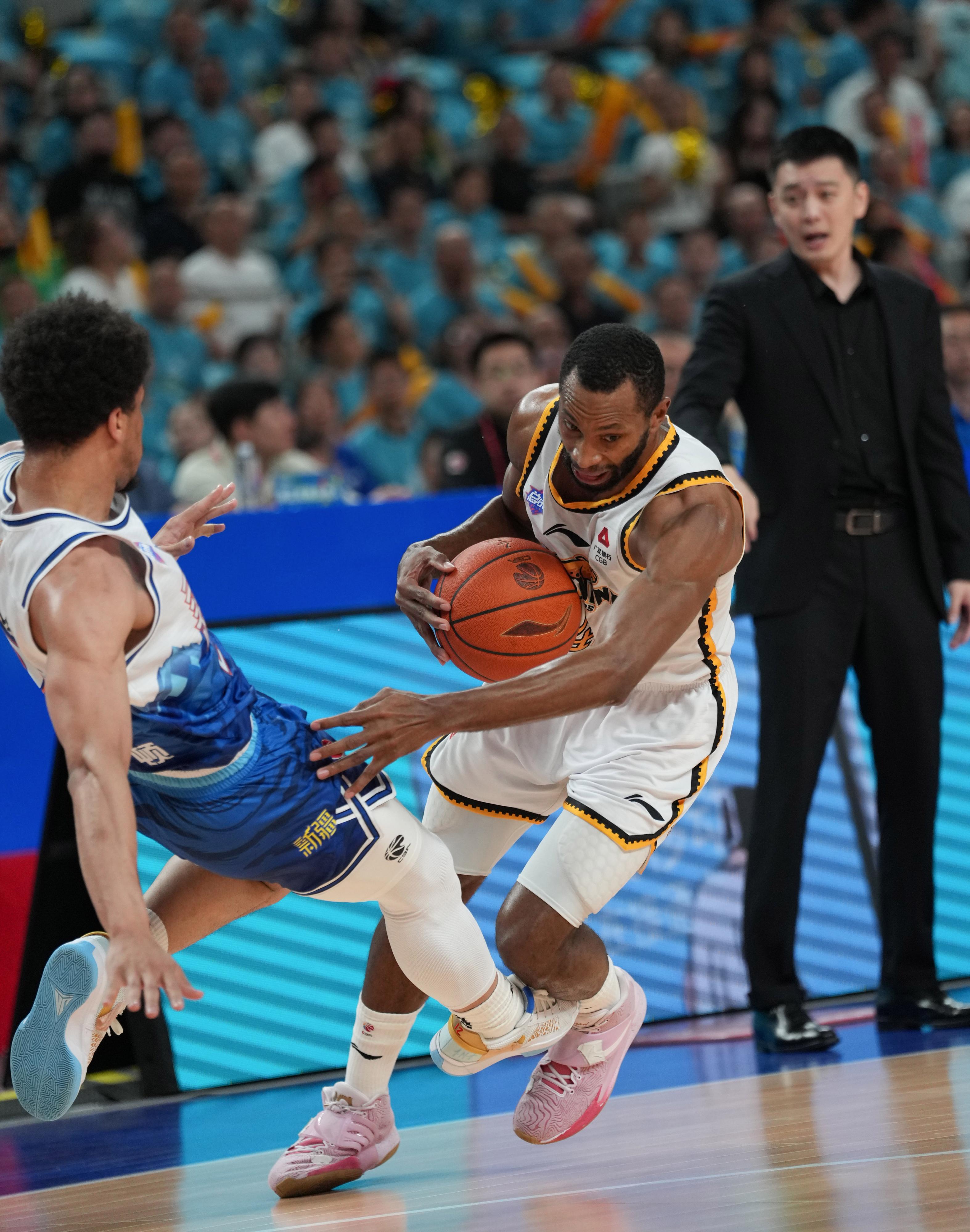 IM体育在线注册-包含XXX队横扫对手，成功卫冕CBA总冠军，实至名归!的词条