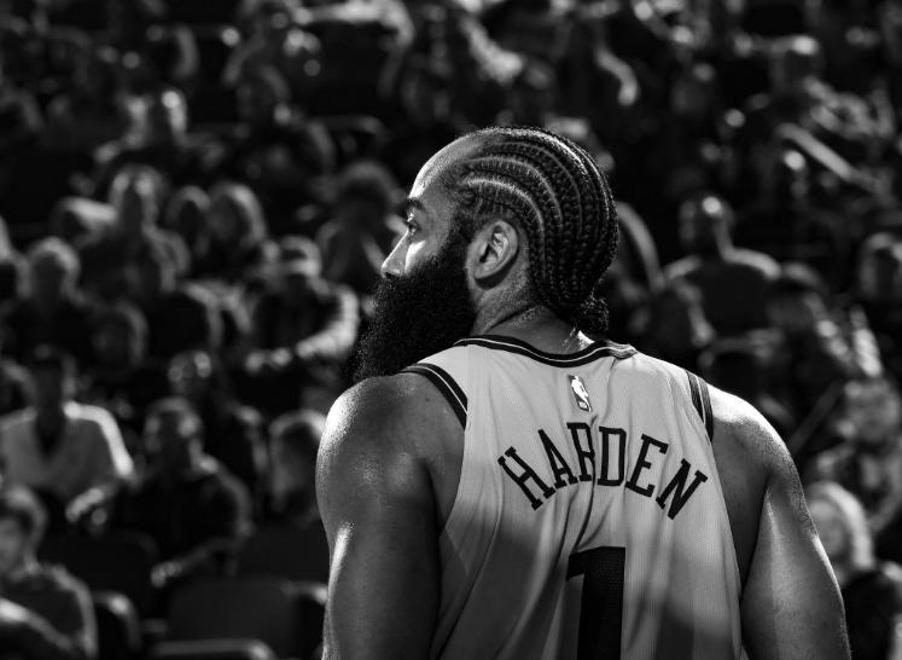 IM体育-勇士再度战胜湖人，哈登表现出色