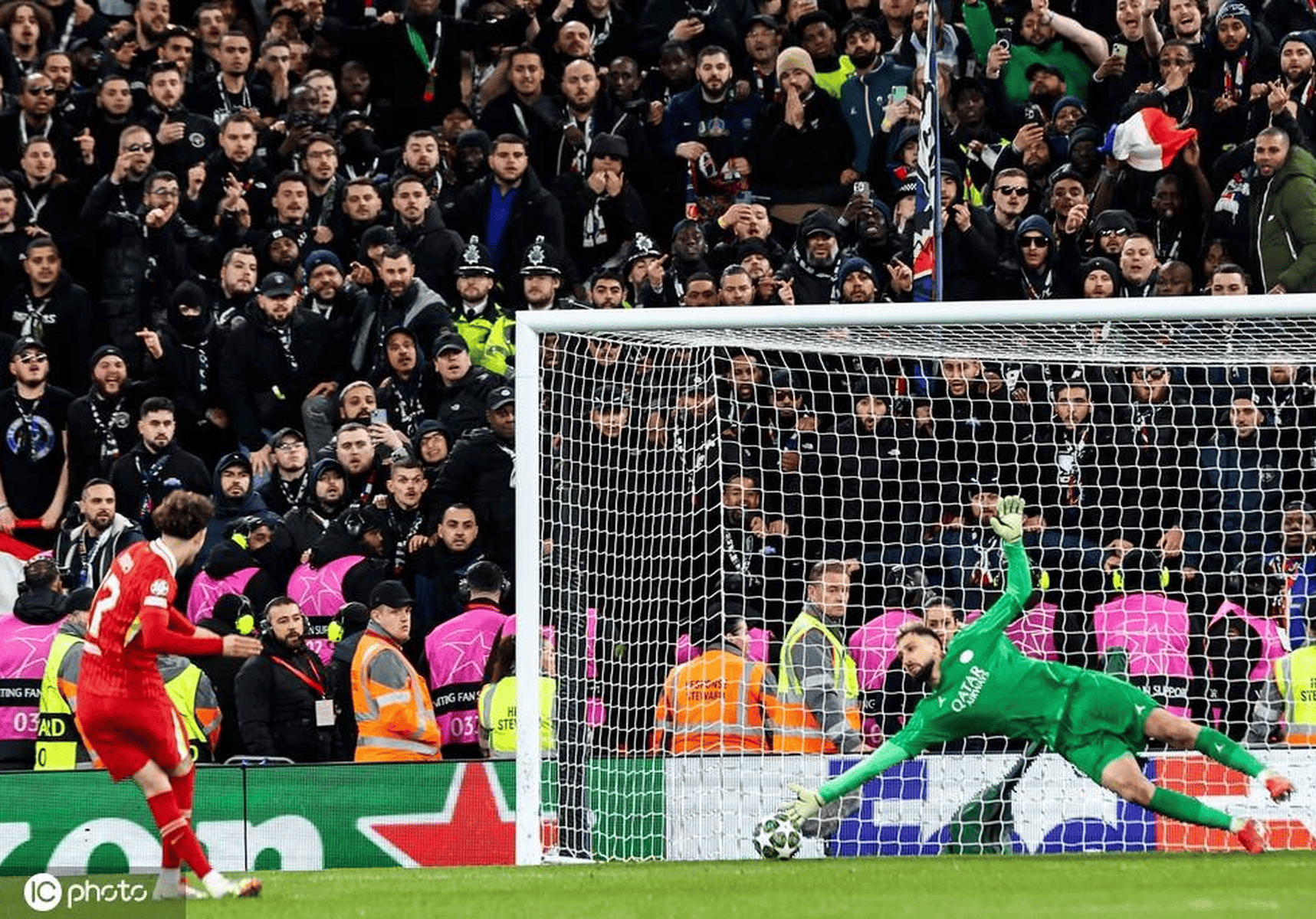 IM体育在线注册-利物浦主场大胜，晋级欧冠八强