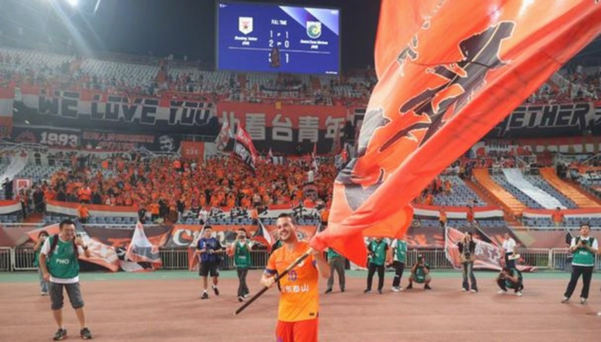 IM体育下载-足球赛事频繁举行，球员们全力以赴