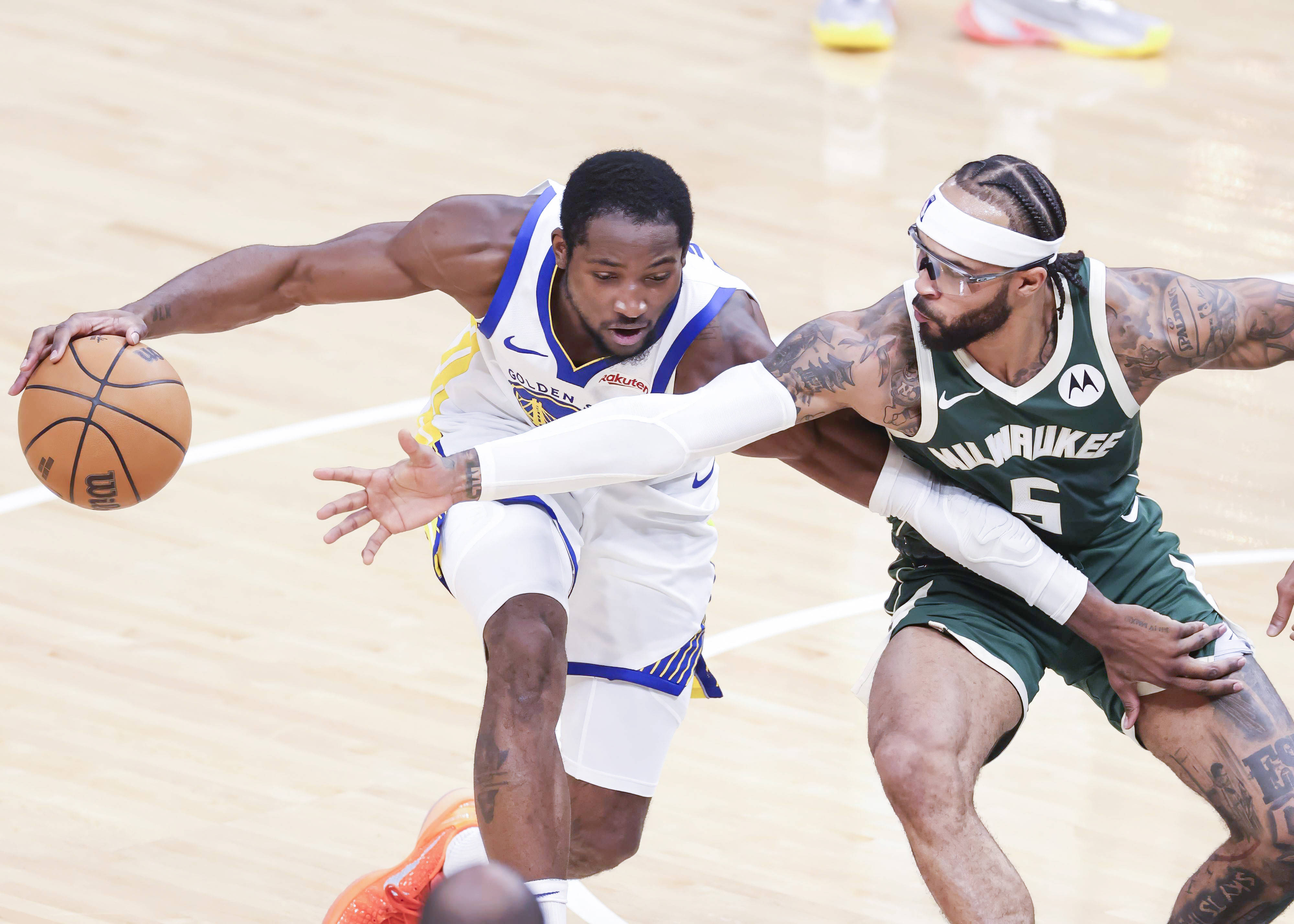 IM体育平台-勇士完胜雄鹿,库里高光表现