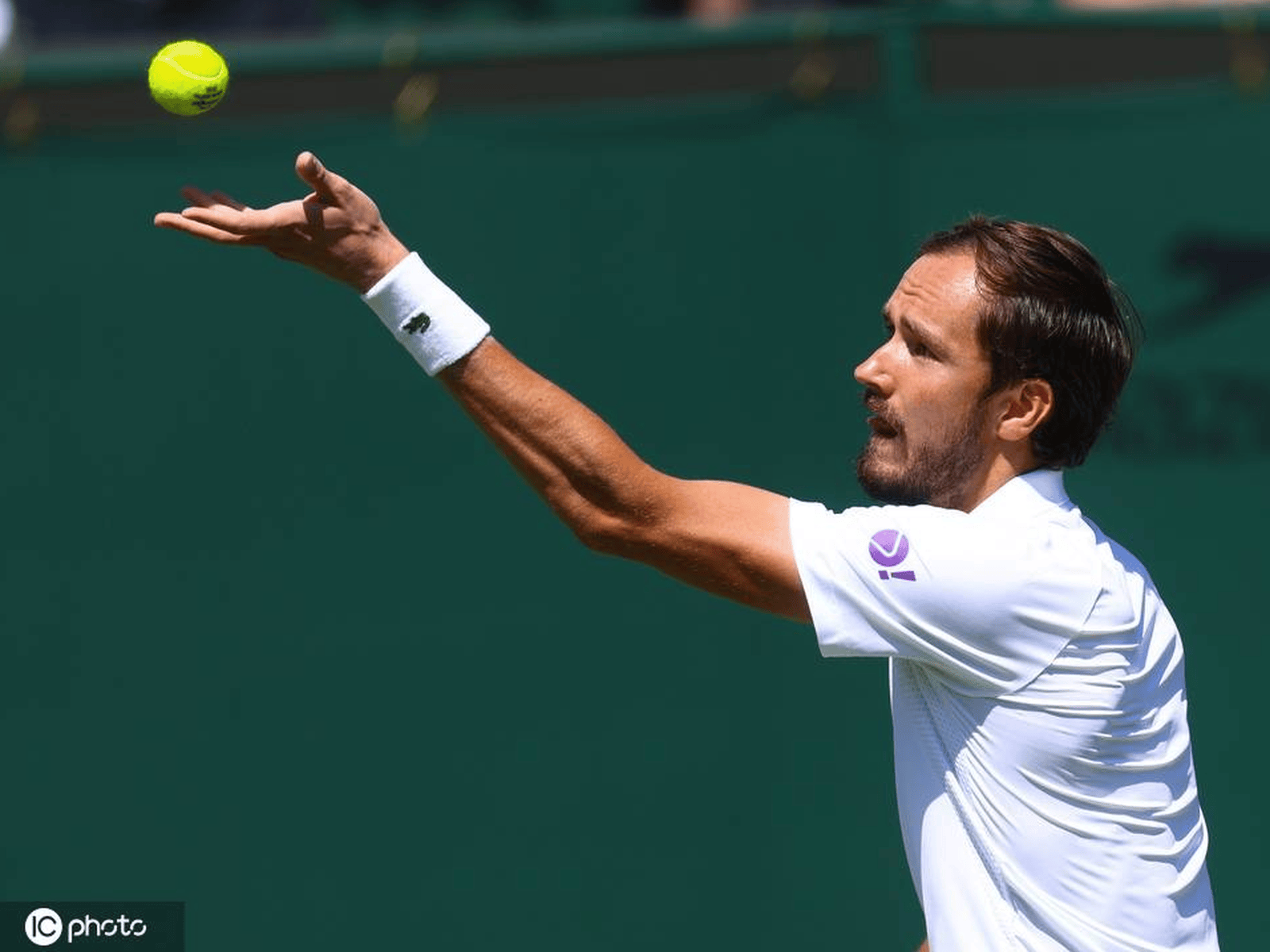 IM体育社区互动入口-温网翻盘年终总决赛，梅德韦杰夫扛起全队