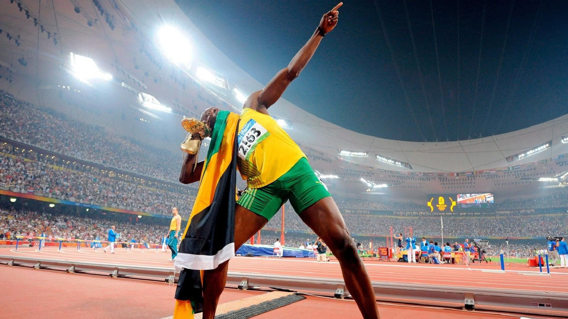 IM体育App下载-街道狂飙与绿茵风暴，当F1引擎轰鸣遇上南美足球奇迹